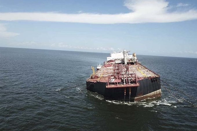 juancpedreira's tweet photo. ALERTA ANTE POSIBLE DESASTRE ecológico en el Caribe. Autoridades de Trinidad &amp; Tobago monitorean barco petrolero #Nabarima en el Golfo de Paria entre TT y Venezuela. 

- 54.6 millones de galones de petróleo
- Lleva 10 años en el lugar
- 5 veces más petróleo que Exxon Valdez https://t.co/DSCuaAGmwl