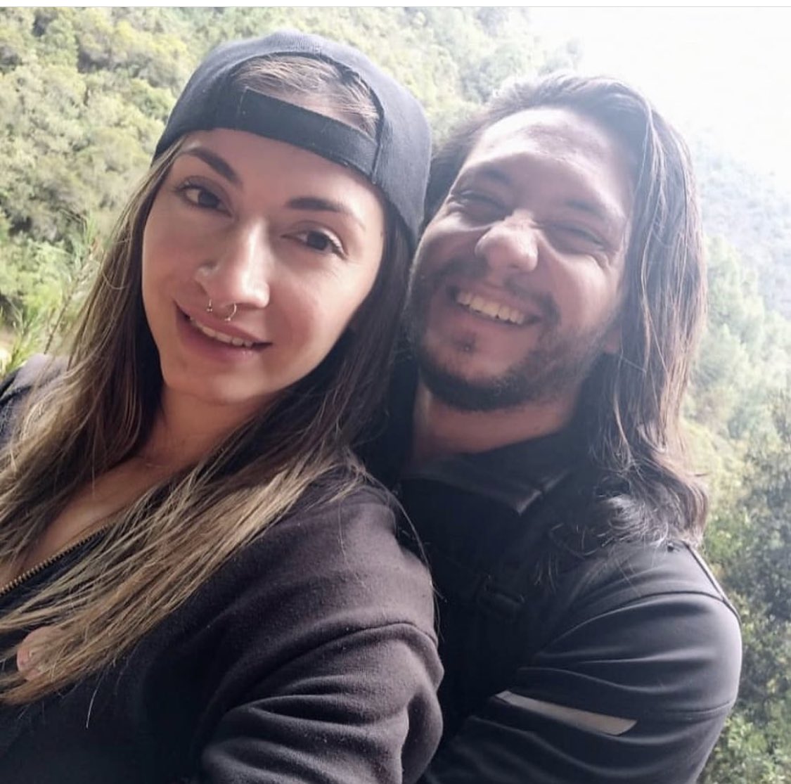 Rmayorga's tweet photo. Este tipo es Miguel Camilo Parra y estuvo a punto de matar con un hacha a su novia Angela. El personaje se voló, no ha sido capturado. Por Angela y por miles de mujeres victimas de violencia en este país, hay que hacer todo el ruido posible. Este hampón no  puede estar libre. https://t.co/3fj0fGTDeJ
