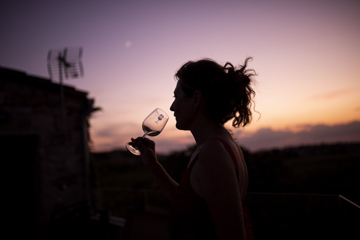 No hi ha res com servir-te una copa🍷 quan cau el sol. La visió queda reduïda i l'olfacte s'afina com mai. Olora la copa i deixa't portar ⭐

Amb la col·laboració de <a href="/gencat/">Generalitat de Catalunya</a>
del Fons Social Europeu i de @WineModeration <a href="/aralleida/">Ara Lleida</a> <a href="/turismedelleida/">Lleida Turisme</a>

#SomDOCostersDelSegre