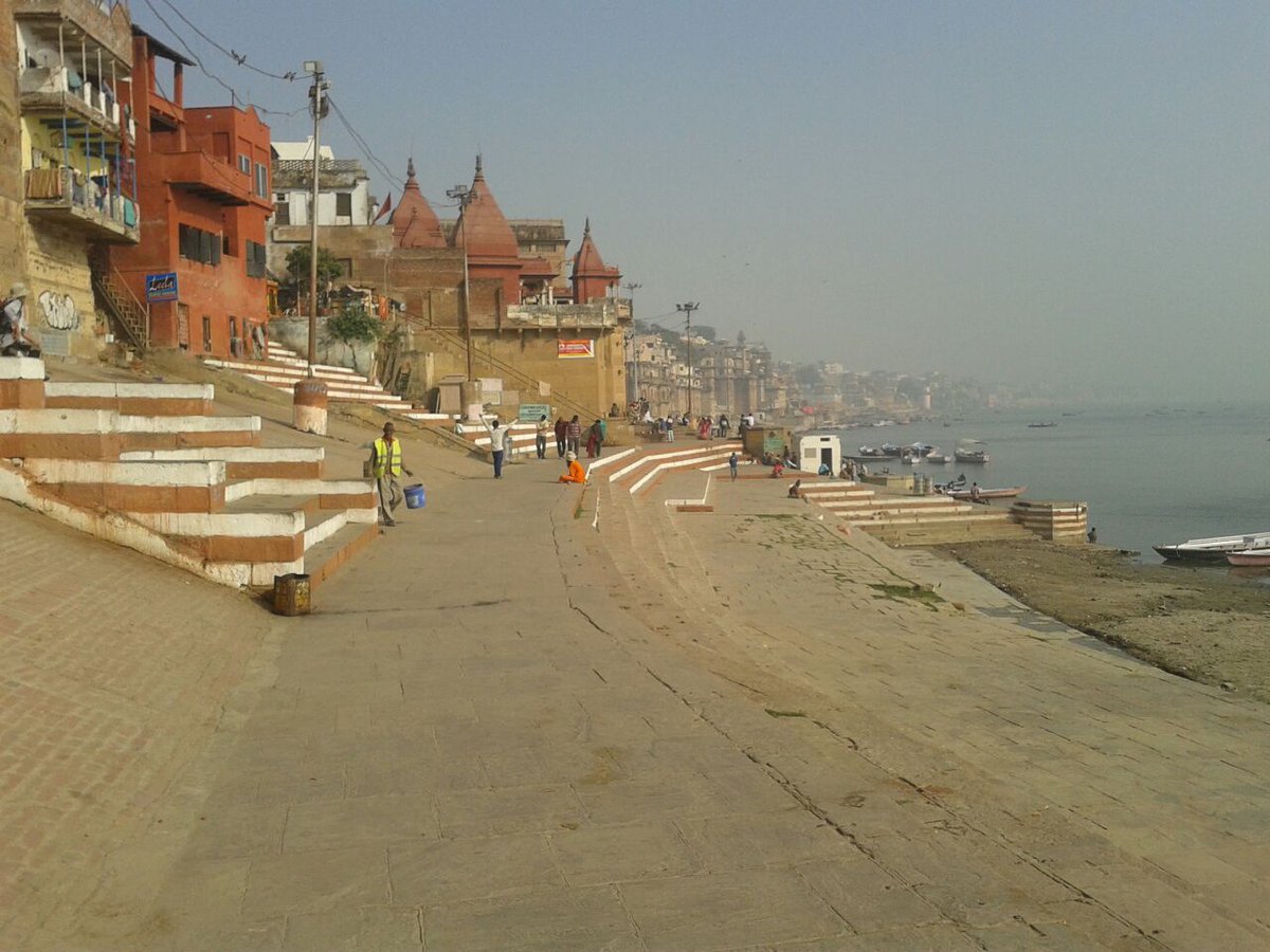काशी का पृथ्वी से संबंध नहीं है। यह स्वर्ग लोक से उच्चतर है। जागतिक सीमा से आबध्द होने पर भी मोक्षदायिनी है, त्रैलोक्यपावनी भागीरथी के तट पर शोभित और सुसेवित है और काशी त्रिपुरारिराजनगरी है - काशीखण्ड ll हर हर महादेव शंभो काशी विश्वनाथ गंगे ll #Kashi https://t.co/oMRe1hJzaK