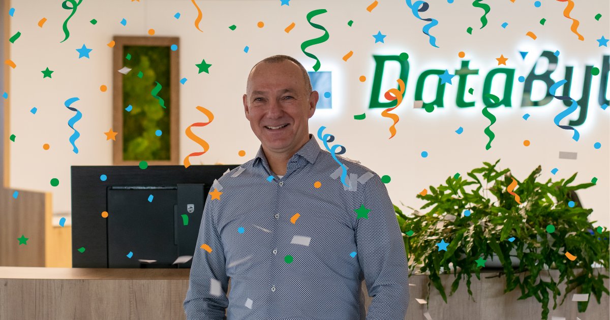 Hoera! 🎉 Collega Charles (Accountmanager) is vandaag maar liefst 20 jaar in dienst! Wat een mijlpaal. Voldoende reden om het confettikanon uit de kast te halen! 

Van harte proficiat Charles, op naar nog vele jaren waarin de fijne samenwerking voorop staat!