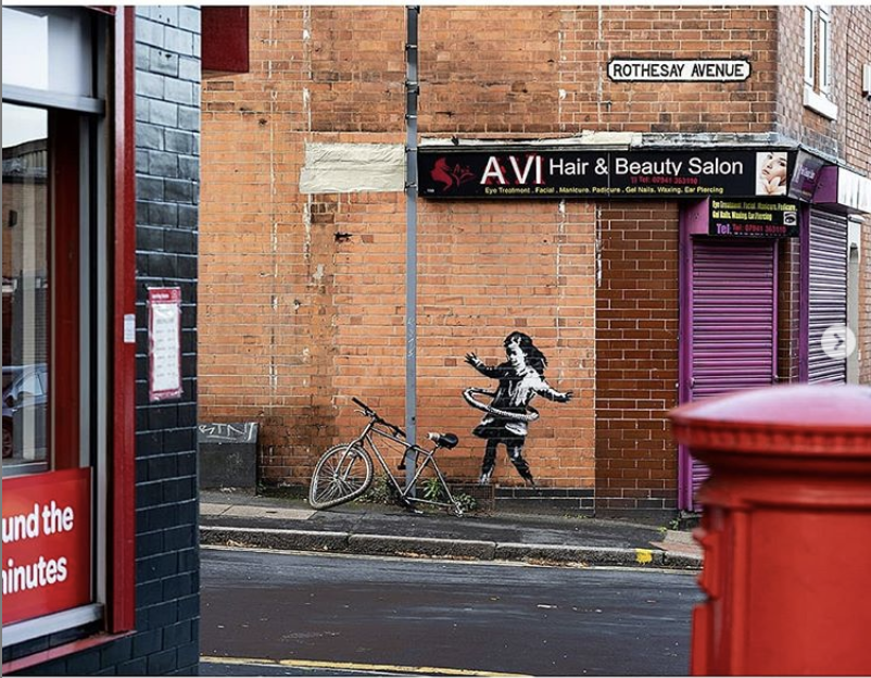 【Sharing | #Banksy new artwork!】
This picture shows a little girl using a bicycle tire as a hula hoop. Last Saturday, the mysterious street artist, Bansky, posted this graffiti photo on his official Instagram account. The photos also appeared on Banksy’ website.
#graffiti