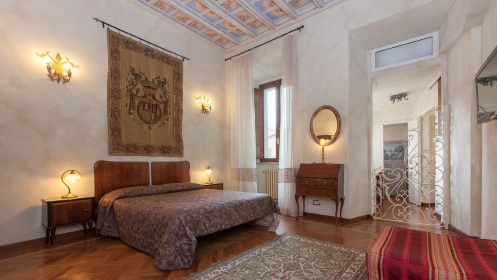 gruppomrcase's tweet image. 📍 Centro Storico / A pochi passi dal #Pantheon 🏛️
(Via del Gesù)

PROPRIETÀ ESCLUSIVA
In vendita #appartamento di circa 260 mq ubicato al 3° piano di un palazzo del XVII secolo: 13 grandi finestre e soffitti affrescati alti 4 m 👉 bit.ly/35cWpWX

#MrCase
Tel 06 3340000