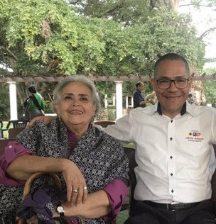 VillegasPoljak's tweet image. Me complace informar que, a propósito de cumplir hoy 69 años de vida, hemos resuelto otorgar a Lilia Vera el Premio “Aquiles Nazoa” de @minculturave y su certificado como Portadora Patrimonial de la #Cultura venezolana. ¡Gracias, maestra! Aplausos de pie. m.youtube.com/watch?v=xQy4Y0…