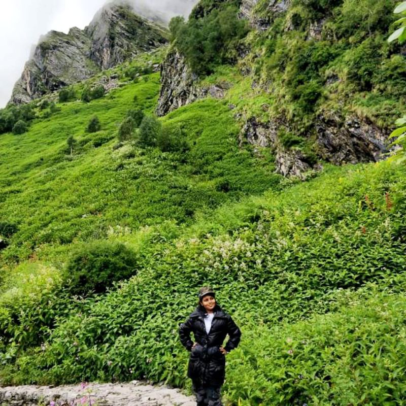 Appreciating Nature on  #land2 day Trek to  #ValleyOfFlowers 11k ft & Hemkund Sahib 15,200ft above MSL. Steep slope rain & cold were true test to our  #enduranceYou either go on your feet or someone's shoulders, no way else. Hence one of the most  #pristine places on Earth!(7/8)