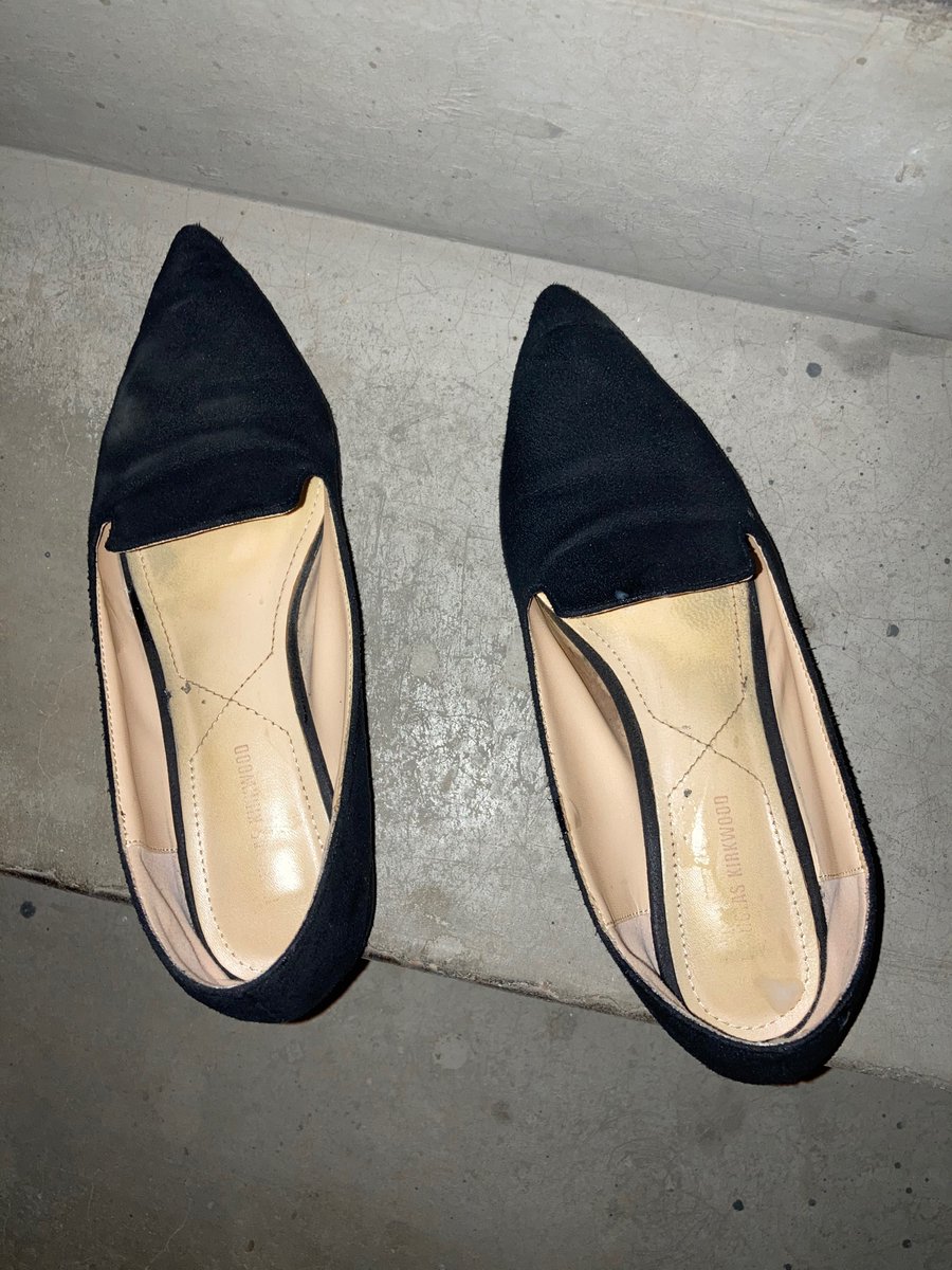 其实最近一直没闲着 报复性更新一波 蹲点等白领少妇 发现目标后一直尾随 不料在电梯门口还打起了电话 为了防止发现我也假装打电话 谁知道一不注意居然溜了 随后赶紧捡漏上楼 最后还是被我发现了 现在这个季节能玩儿到这种已经很开心了 一只手拿着闻舔 另一只手拿着鞋疯狂抽查 最后射出抹匀放回