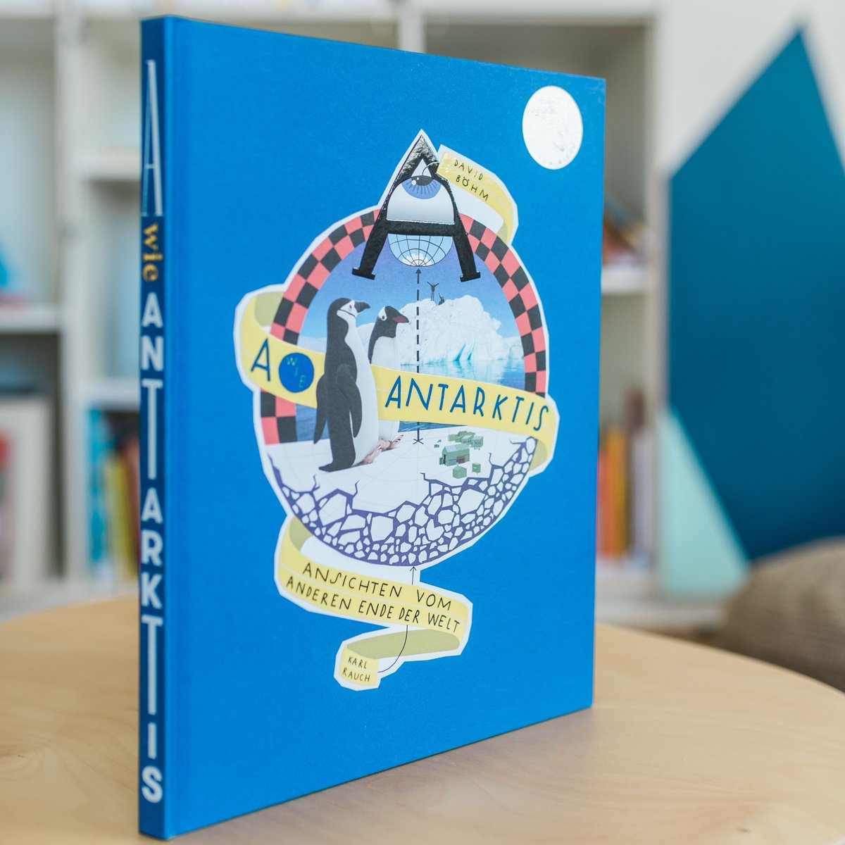 GI_Tschechien's tweet image. Německá cena za literaturu pro mládež byla udělena  i 3 knihám, které máme v knihovně: „A wie Antarktis“ (A jako Antarktida, #Labyrint) českého autora Davida Böhma v překladu Leny Dorn, „Freibad“ (Will Gmehling), „Wie der Wahnsinn mir die Welt erklärte“ (Dita Zipfel).