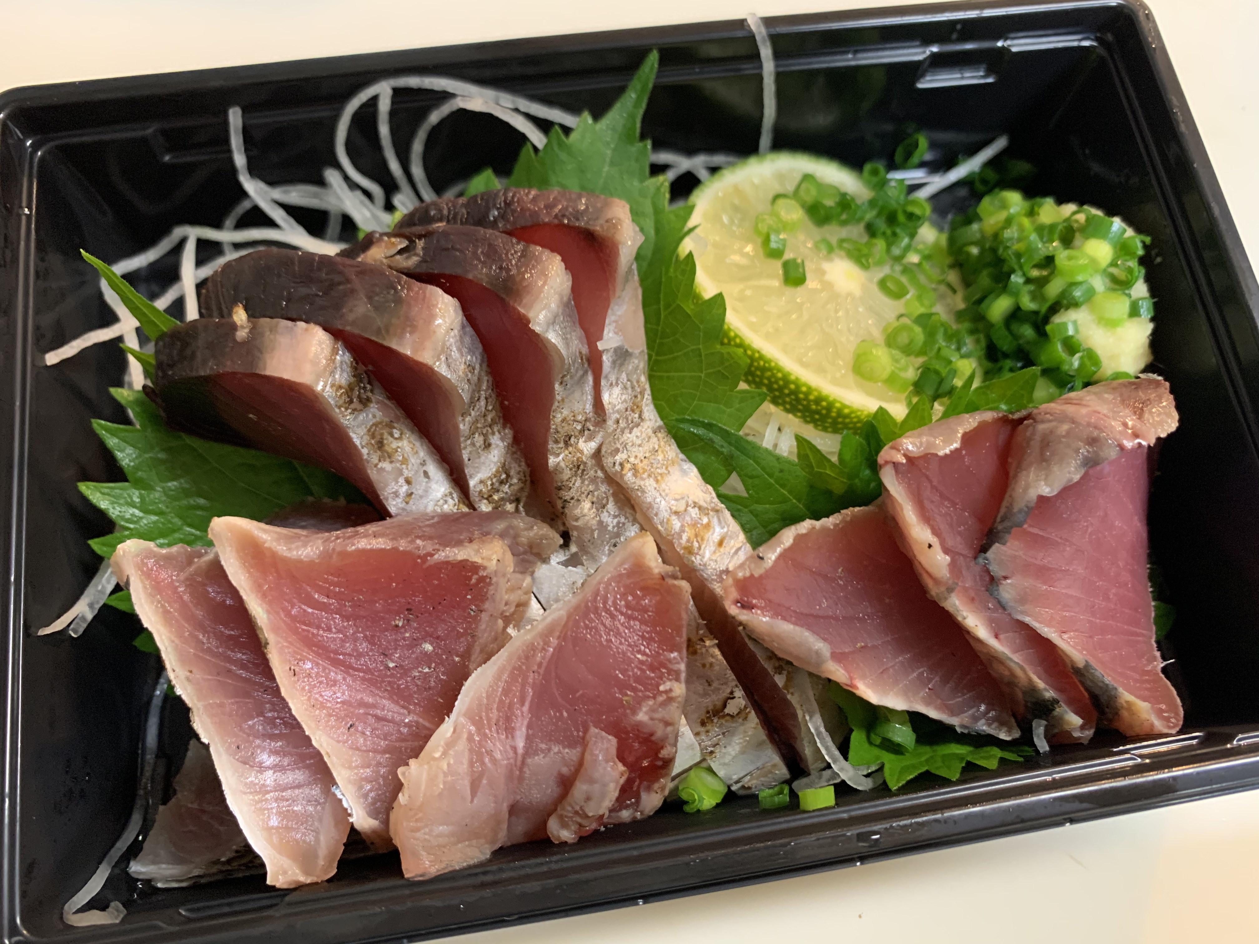Aokyo 近所にできた魚屋さんに毎日のように通っていて 今日はスマが入荷していた 子供 が魚博士だった頃に覚えた市場に出回らない幻のカツオの仲間 と鼻息荒く刺身にしてもらい晩酌 T Co 77rijripjv Twitter