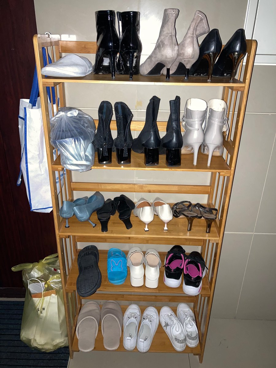 今天中午本来想尾随玩儿个热的 无奈一个也没碰到 欲火难耐 随意走走居然发现了这种地方 整栋几乎都有把鞋放外面的习惯 其实想玩儿高跟鞋 可是都已经落土了 又不经常穿 只好拿一双靴子了 第一次玩儿靴子 里面的布料还挺舒服 有一种可以插很深的感觉 最后射了不少 赶紧抹匀 不过感觉靴子不好晾干啊