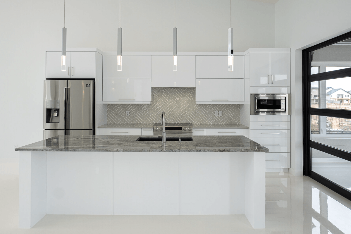 chiohd's tweet photo. Why choose a regular door to connect your kitchen to your sunroom when you can have a Full-View Aluminum garage door?!

Explore Full-View: https://t.co/qjuztgbl6Q

(via Trademark Homes and @QC_Overhead) https://t.co/X80XuNoJd4