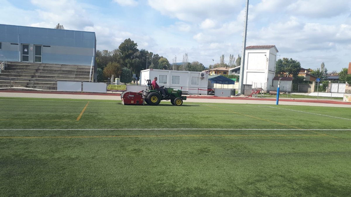 Posant el camp en condicions <a href="/torelloesports/">@TorellóEsports</a> <a href="/AjTorello/">Ajuntament de Torelló</a> #SomdelTorelló #OrgullPescallunes🔴⚫️