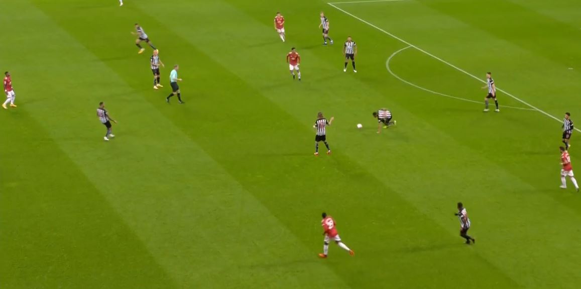 6:36 — TackleFred loses possession with a risky pass and we end up with five players ahead of the ball. However, the Newcastle player slips and Scott quickly reads an opportunity to protect his defence. So, within two seconds he steps in and we win the ball back as a result.