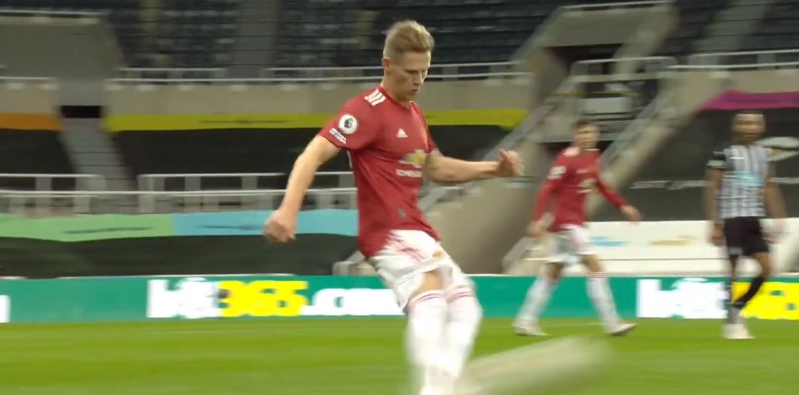 20:44 — VerticalityJust after he receives the ball, Marcus makes a run in-behind the defence and Scott tries to find him. It fell just short but there was a time when Scott would& #39;ve attempted the safer option. Here, he attempts to play vertically which is, again, a good sign.
