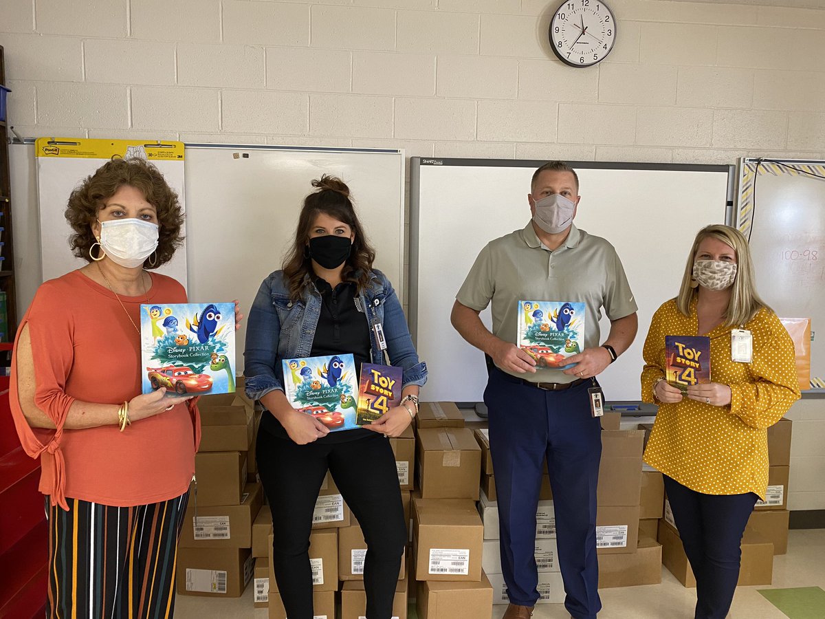 LiteracyJen's tweet photo. Thank you @WorldLiteracy for gifting @PES_PantherNews with these amazing books! #lex1literacy #growingreaders https://t.co/wKQZwroEZF