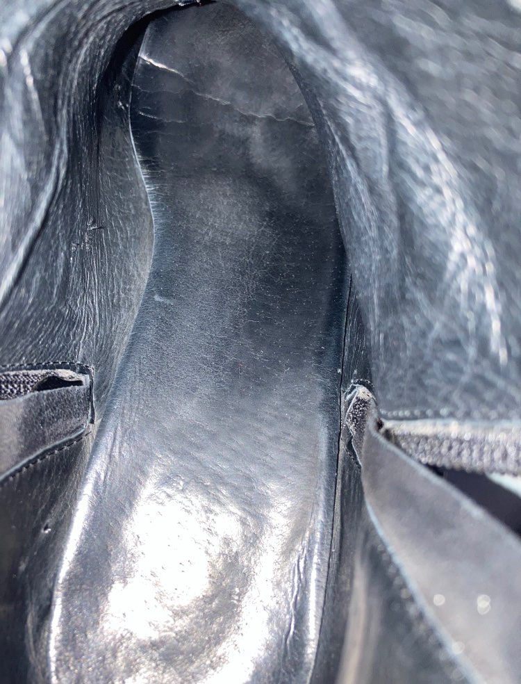 骚货同事的鞋 夏天穿个包臀裙 屁股一扭一扭 早就想玩儿她了 可惜到了这个季节才有机会 不过鞋子很舒服 很光滑 仿佛拿鸡巴在她的身上蹭一样