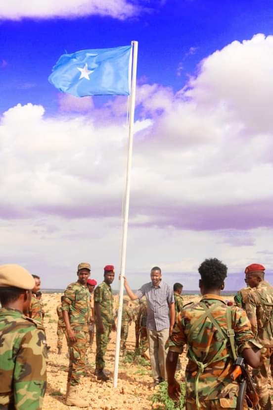 Awale flying high in Beledxawo border with SNA commandos and Gedo Governor Macalimu. 
#Baledxawo #Gedo #Somalia