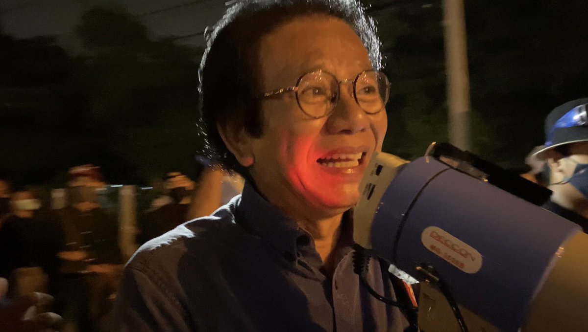 ออกมาปั๊บทำงานปุ๊บ 😅😅
นพ.ทศพร เสรีรักษ์ ปรากฏตัวที่การชุมนุมแยกเกษตรฯ เป็นครั้งแรกหลังการปล่อยตัว ท่ามกลางการต้อนรับของผู้ชุมนุมที่มาให้กำลังใจ  ❤

#แยกเกษตร #ม็อบ19ตุลา #เกาะติดชุมนุม63