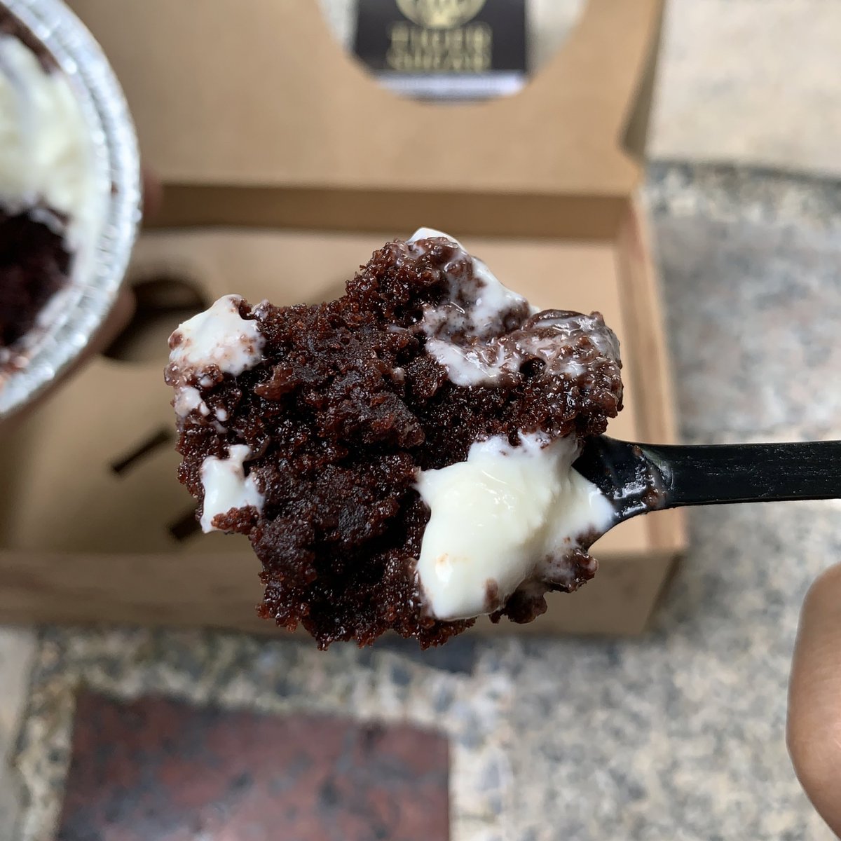 Herepaolicious's tweet photo. เพิ่งได้ลองกับคนอื่นเค้ากับเจ้าบราวนี่ชื่อดังจากเชียงใหม่ Memorize Brownie ซึ่งเดี๋ยวนร้เขามีขายที่กาม.แล้วนะ ไม่ต้องโอน ไม่ต้องจอง Walk in ไปซื้อได้เลยที่ร้านชานมเสือ Tiger Sugar กล่องละ 95฿ รสชาติจะออกหวานเนื้อฉ่ำๆ ทานคู่กับครีมนัวๆงี้ ส่วนตัวว่าหวานไปหน่อย🍪🍫#อร่อยไปกับเฮีย https://t.co/r7RfFcDzSz