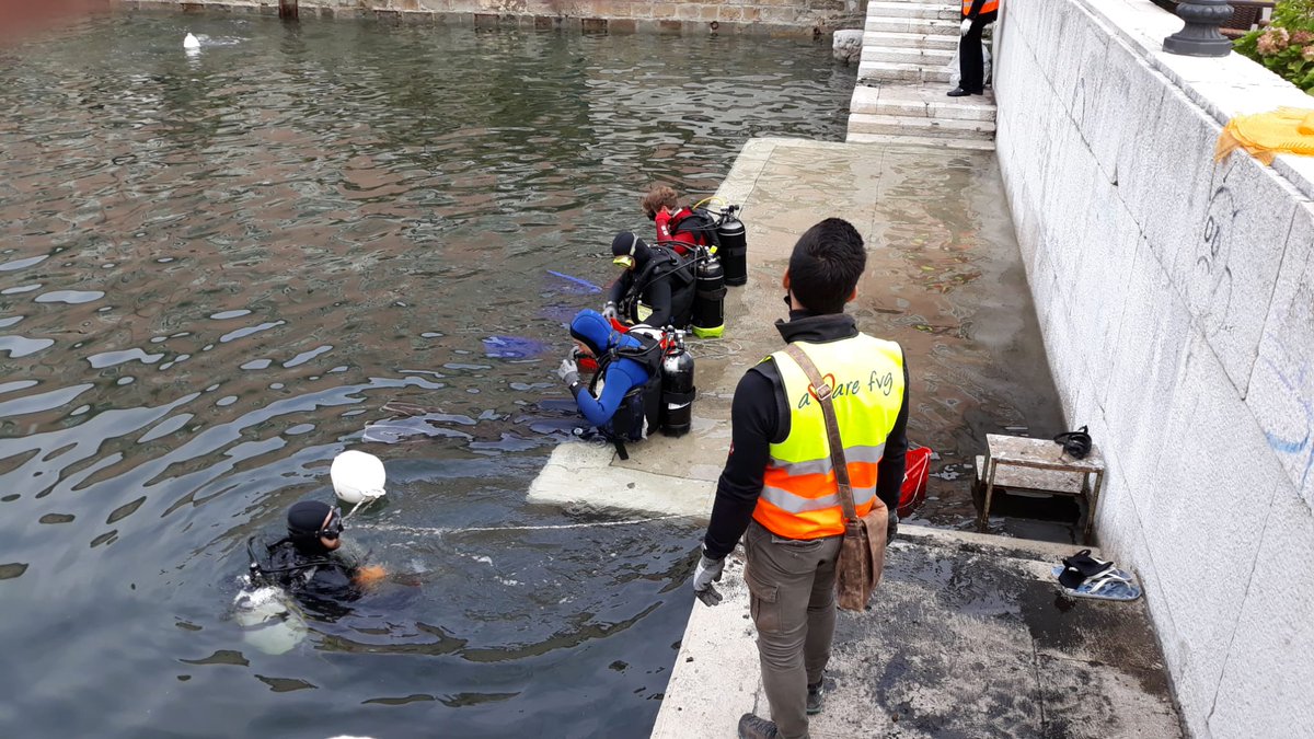 AcegasApsAmga's tweet photo. Sabato 17 ottobre abbiamo sostenuto la pulizia dei fondali di Ponterosso a #Trieste, insieme ad Altritalia Ambiente Gaia @ComunediTrieste @regioneFVGit e @ARPAFVG. Prosegue senza sosta l'impegno per un #mare sempre più pulito e protetto🌊
#amareFVG https://t.co/auV9pb8tBJ