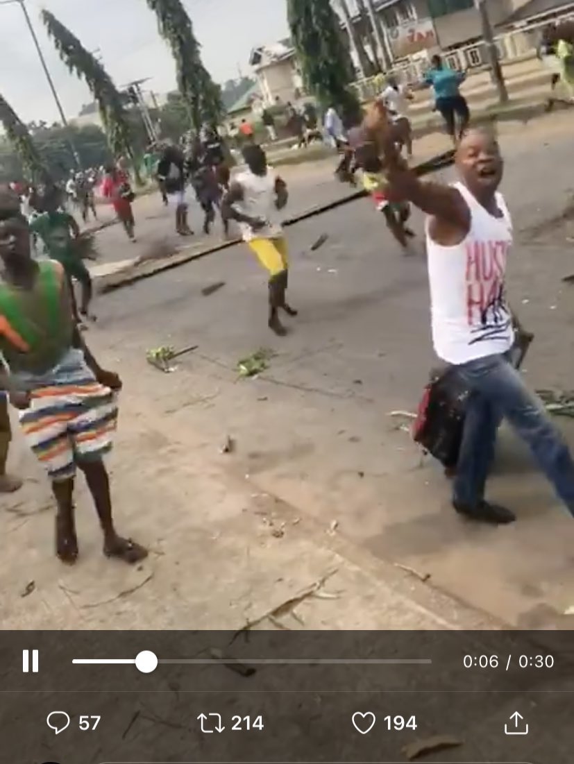 OurFavOnlineDoc's tweet photo. This is one of the “prisoners”.
He had enough time to pack his luggage and change his clothes.

He even had time to wave to us his fans. This is how silly the govt is and how stupid they think we are.

Prison don turn vacation you can stroll out of anytime. #EndSARS https://t.co/RWM2XDYVg6