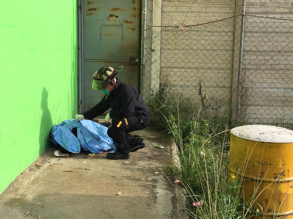 En la 4 calle sector B-3 de Pinares de San Cristóbal zona 8  de Mixco <a href="/BVoluntariosGT/">Bomberos Voluntarios</a> de <a href="/100ciaCBV/">Bomberos Voluntarios, San Cristóbal, Mixco, GT</a> localizan a un hombre de 40 años aproximadamente con golpes en diferentes partes del cuerpo al evaluarlo constatan que ha fallecido por lo que se solicita al Ministerio Público
