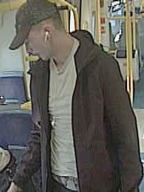 Kent_999s's tweet photo. DARTFORD / SLADE GREEN: Police want to question a man after an imitation gun was used to rob a male of his phone on a train between Dartford and Slade Green around 3:11pm on 29th September. The suspect got off the train at Slade Green. ☎ BTP on 0800405040, Ref 420 of 29/09/20. https://t.co/ungq4Nc7TP