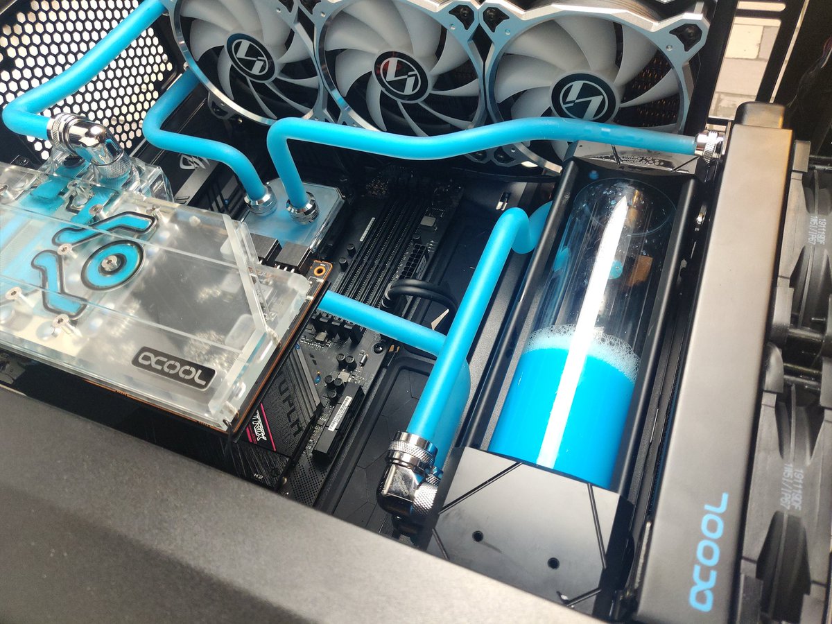 CryoWareUK's tweet photo. Project Warhawk undergoing it's fueling process and preboot checks. #alphacool_int #seagategaming #firecudassd #gamingpc #pcmods #watercooling https://t.co/1MUTuLs40T