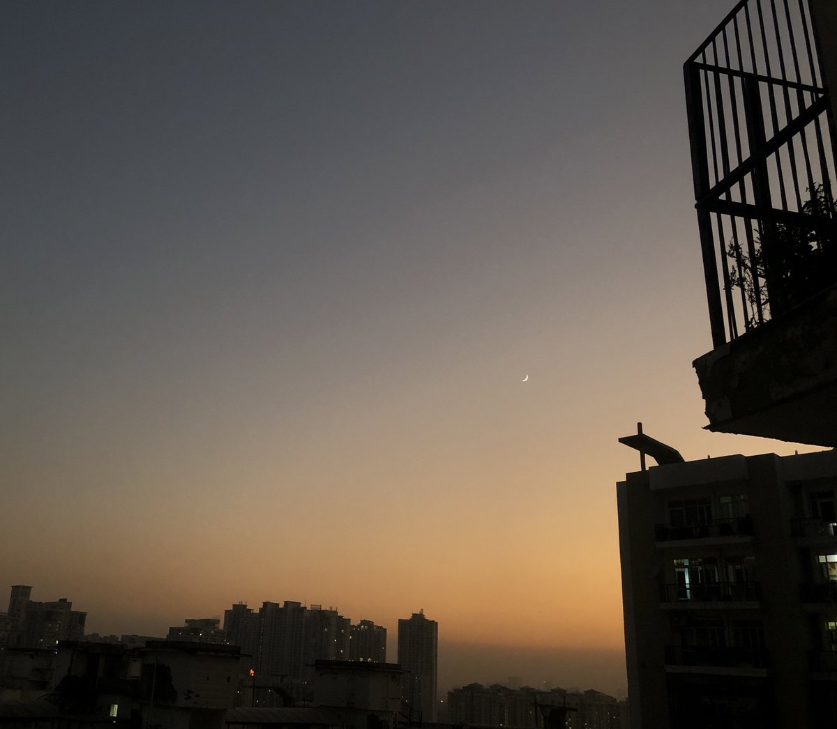 nisharai_ggc's tweet photo. #Sunset #sky shades #moonrise #limetea #orchid to cheer what more #hope #life .. ये ढलती शाम किसी अंत की शुरुवात नहीं,
यह एक संगम हैं जो जीवन के हर रूप को दिखाता हैं. @Hindi_Kavitaa @Hindinama2 @HindiPanktiyaan https://t.co/zU62nwsA5c