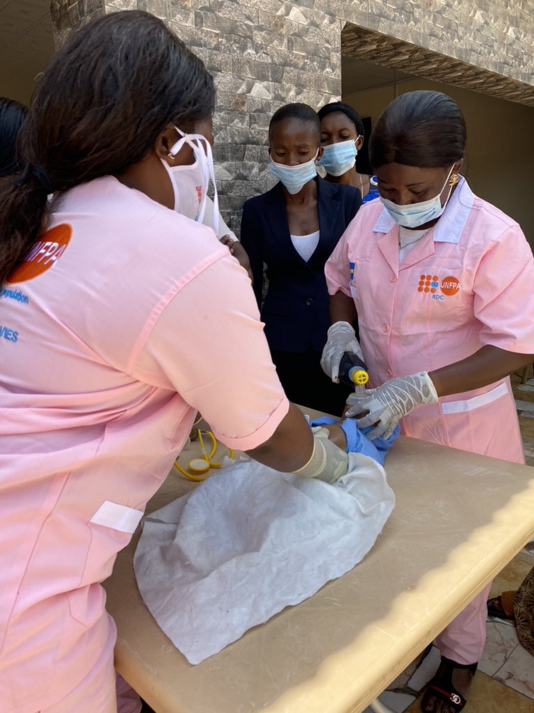 UNFPARDC's tweet photo. FORMATION SAGES-FEMMES HUMANITAIRES ESPACE GRAND #KASSAI
30 Sages-femmes du 3e pool en exercices pratiques sur les gestes qui sauvent la vie de la mère &amp; du nouveau-né en situation humanitaire
@Atayeshe @UNReliefChief @DMcLachlanK 
Part: @MinSanteRDC @OMSRDCONGO #SCOSAF
🙏@UNCERF https://t.co/1tsgIOOOVW