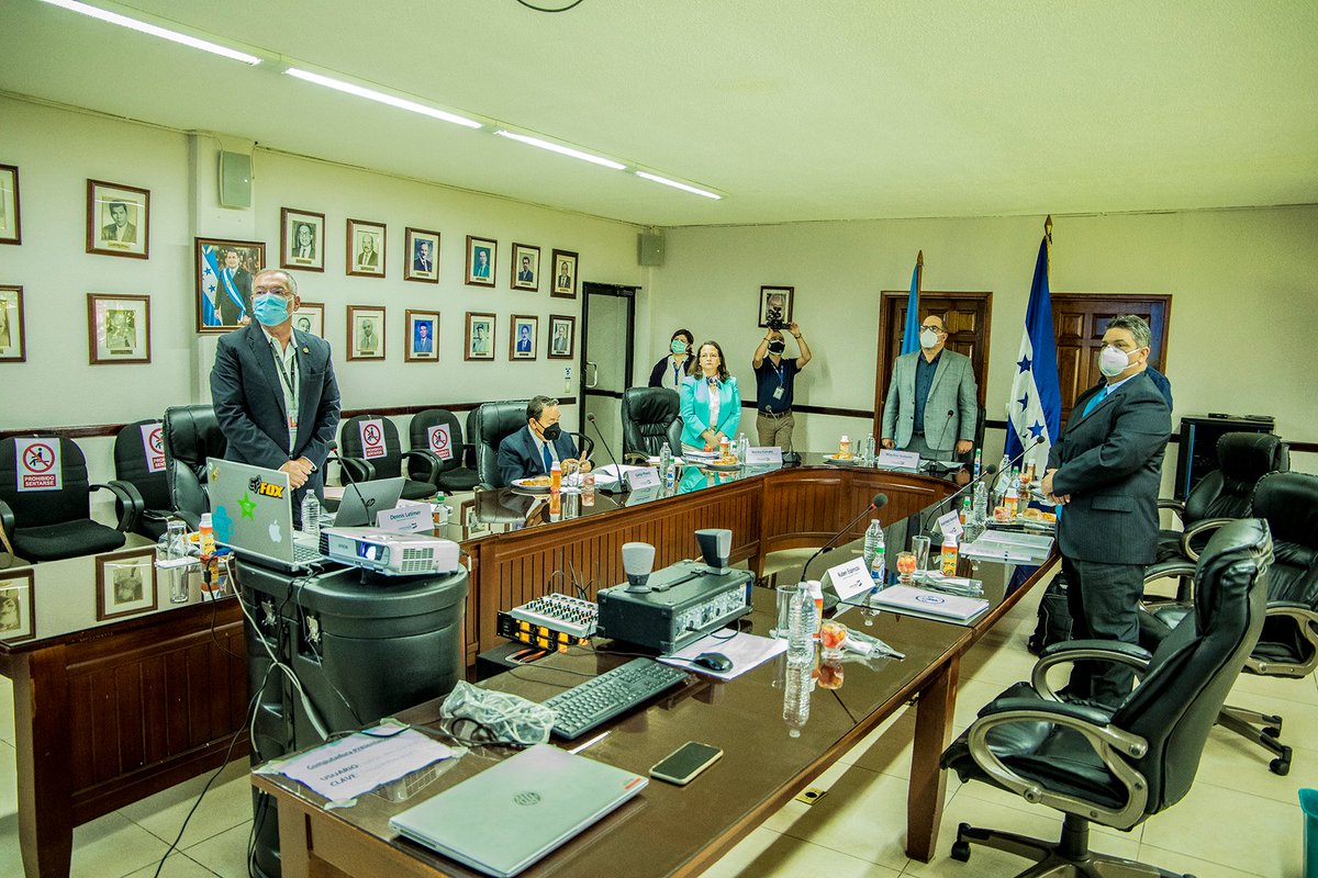 FAOHonduras's tweet photo. A Guevara le acompañan: Norma Cerrato Vice Canciller de la Secretaría de Relaciones Exteriores; Carlos Pineda sub secretario de  MiAmbiente; Mario Martínez  Ministro y Director del Instituto de Conservación Forestal (ICF) y Dennis Latimer  Representante de la FAO en Honduras https://t.co/J1X1zNAZ6f