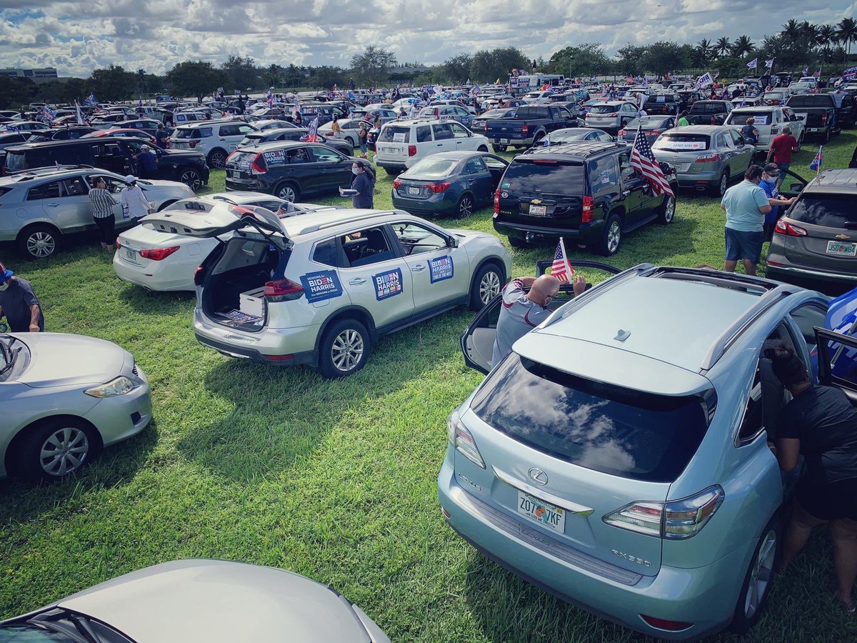 MiguelSahid's tweet photo. Hundreds and Hundreds of cars at  @JoeBiden #Caravan yesterday, we started in #Doral #FL / thru the emblematic #Calle8 we end up at #FreedomTower in #Miami (fotos by @JesusAranguren) #JoeBidenCaravan #LatinosForJoe #CubanosConBiden  #BoricuasConBiden #MiamiForJoe #305ForJoe https://t.co/7A5QvxDfun