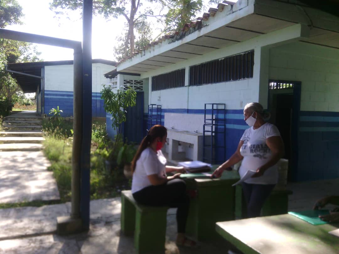 #Lara activado con las asesorías pedagógicas. En el municipio #Palavecino nuestr@s docentes atienden a los niños, niñas, adolescentes, padres y representantes que acudan a los planteles a solicitar orientaciones sobre las asignaciones planificadas. Atención integral para tod@s.