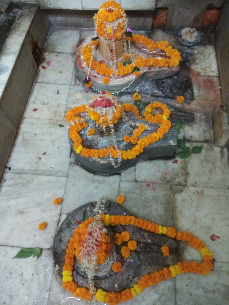 श्री चंद्रेश्वर, काशी: ॐ तत्पुरूषाय विद्महे महादेवाय धीमहि तन्नो रुद्र: प्रचोदयात्।। ॐ पद्मध्वजाय विद्महे हेमरुपाय धिमहि तन्नो सोम: प्रचोदयात्।। ... हर ! हर ! महादेव !! #Kashi https://t.co/jjN3SeSD0w
