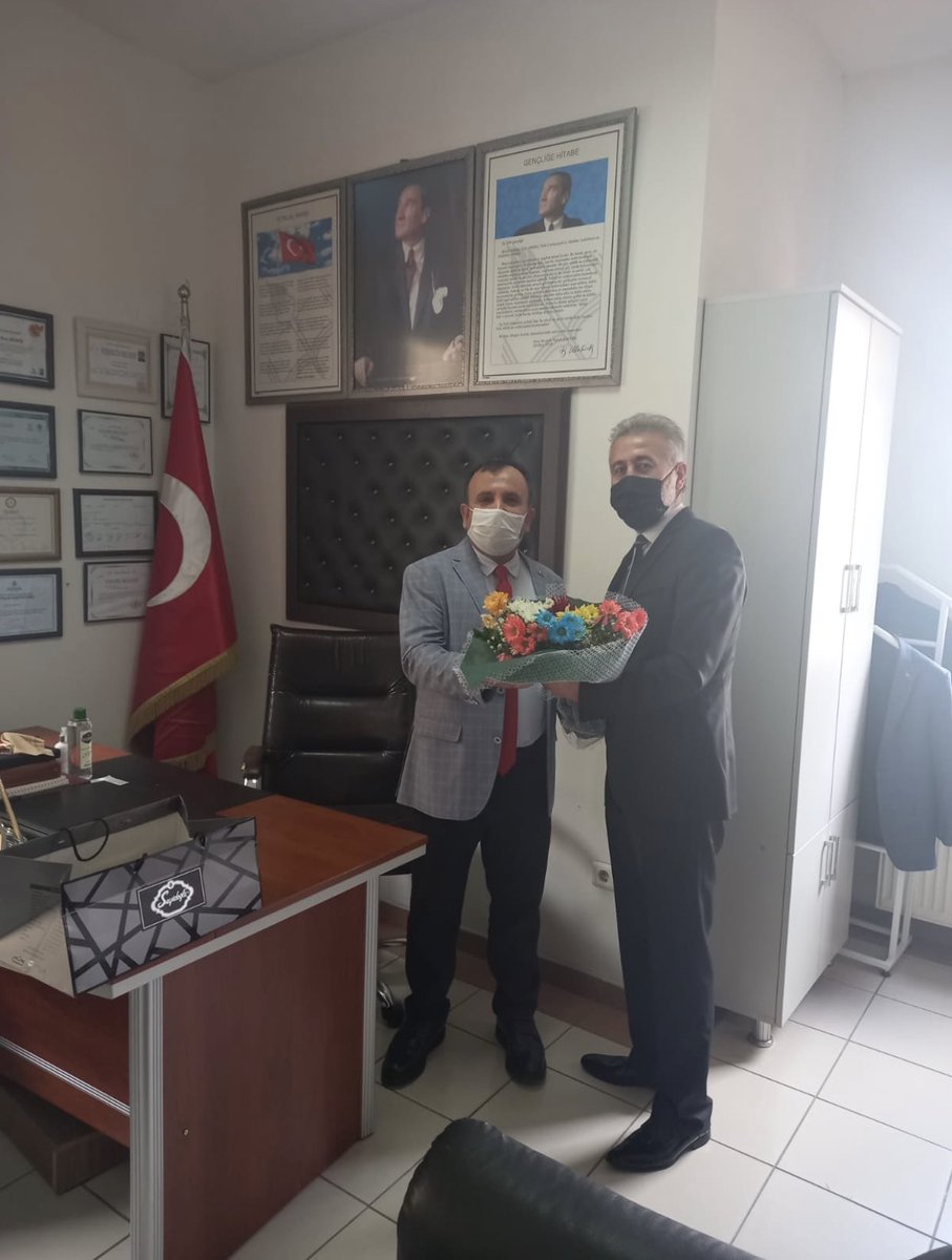 ali_ozalan_'s tweet photo. Esenler Fatih Mahalle Muhtarımız Sayın Recep Gülyüz’ü makamında ziyaret ederek 19 Ekim Muhtarlar Gününü kutladık. @RGulyuz https://t.co/npPSPlUtTc