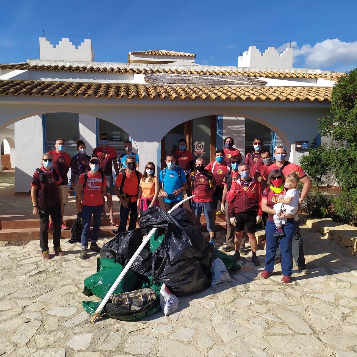 GVAparcs's tweet photo. Vora 100Kg de fem recolliren ahir el Grup de Muntanya de Calp i el Club Alpí de Gandia (👏👏👏) del #PNIfac 🥫🍬 Botelles, llandes, burilles, tovalloletes i objectes que és difícil endevinar com han arribat allí

✅ Mantingues net el parc, baixa el que puges 🙏🏻 https://t.co/eeHiQrocmS