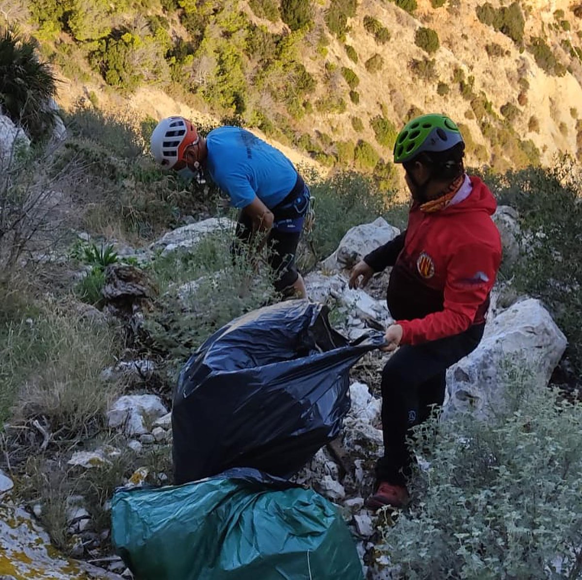 GVAparcs's tweet photo. Vora 100Kg de fem recolliren ahir el Grup de Muntanya de Calp i el Club Alpí de Gandia (👏👏👏) del #PNIfac 🥫🍬 Botelles, llandes, burilles, tovalloletes i objectes que és difícil endevinar com han arribat allí

✅ Mantingues net el parc, baixa el que puges 🙏🏻 https://t.co/eeHiQrocmS