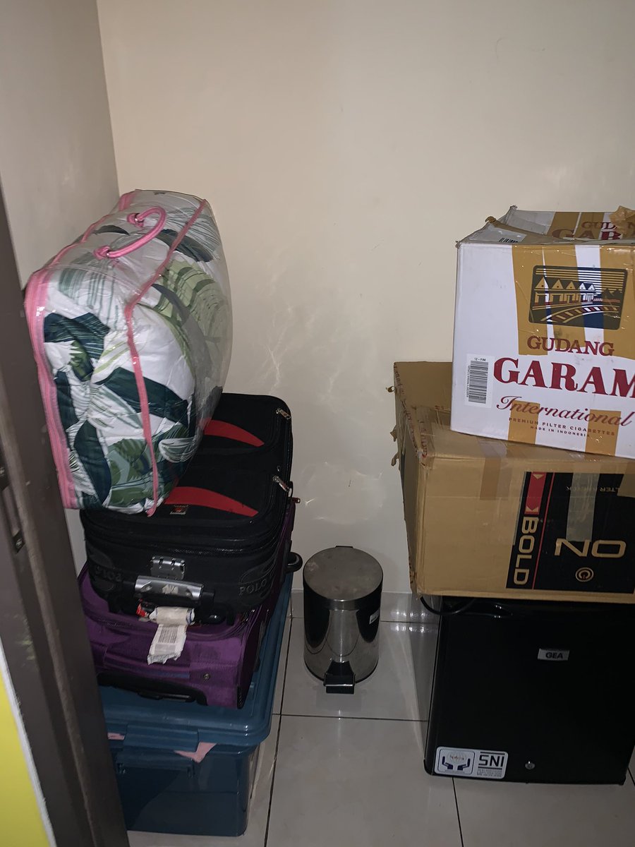 Betapa kagetnya aku liat depan kamar banyak tumpukan kulkas, koper dan kardus2 yg isinya sisa barang2ku yg masih ada dirumah R. Sebanyak ini dia taruh didepan kamar kost, sampe kado nikahan yg isinya karikatur muka kita pun dia kembaliin juga.