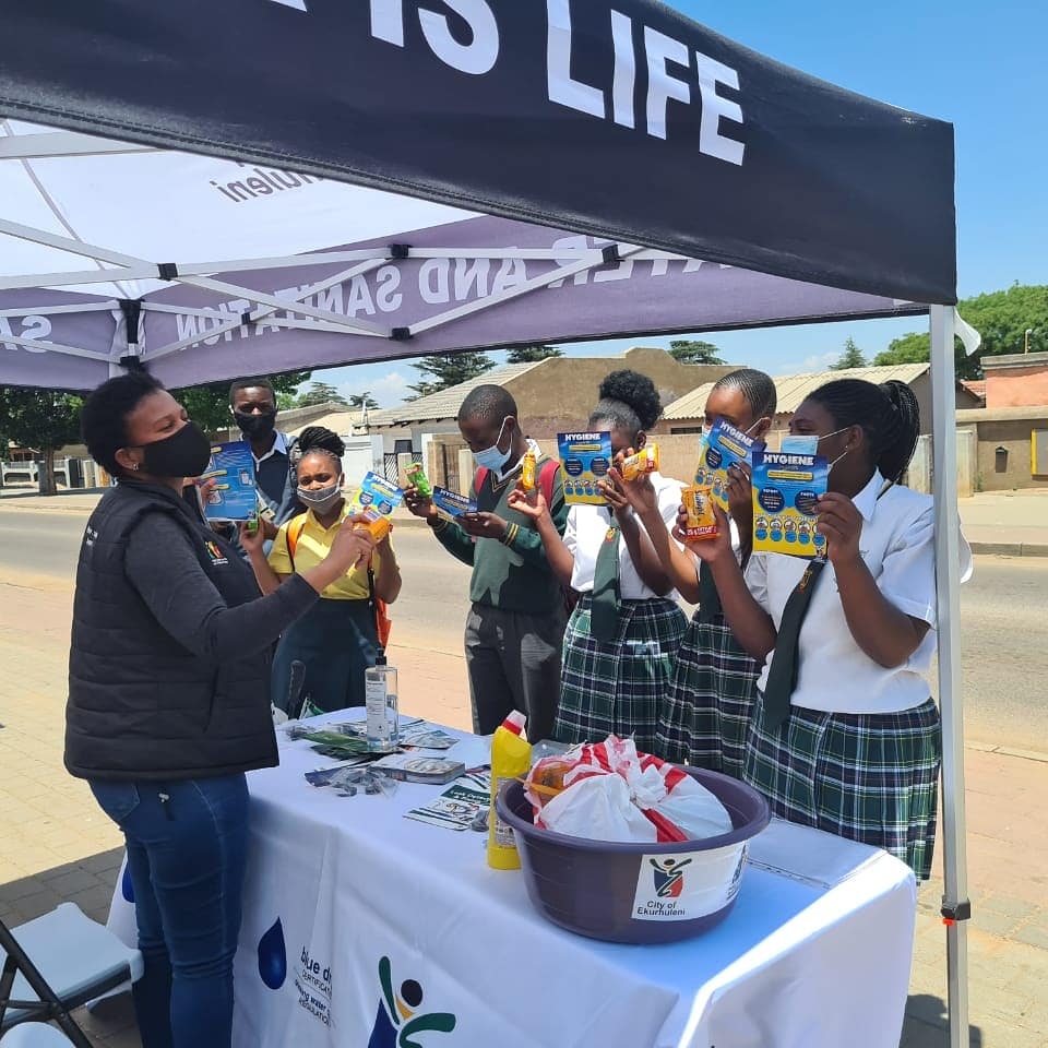 @City_Ekurhuleni is at Andrew Mapheto Street inThembisa continuing with the #GlobalHandwashing campaign messages and sharing #waterSaving tips and #handhygiene.
The #CoE officials are leaving no stone unturned as they engage passers by. #CoECares https://t.co/iu3Vagqw11