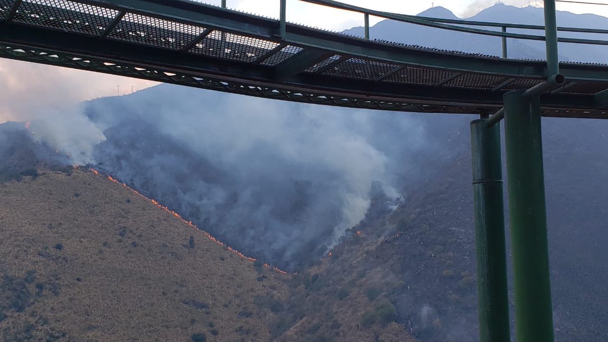 flormedina's tweet photo. #IncendiosCordoba: Bomberos usan la aerosilla de #LosCocos para combatir el fuego. Estaba cerrada desde el 20 de marzo, y hoy la habilitaron para trasladar al personal y bidones de agua para recargar sus mochilas🔥. Fotos @roxicanal12 @ElDoce https://t.co/w7pUvAKpK3