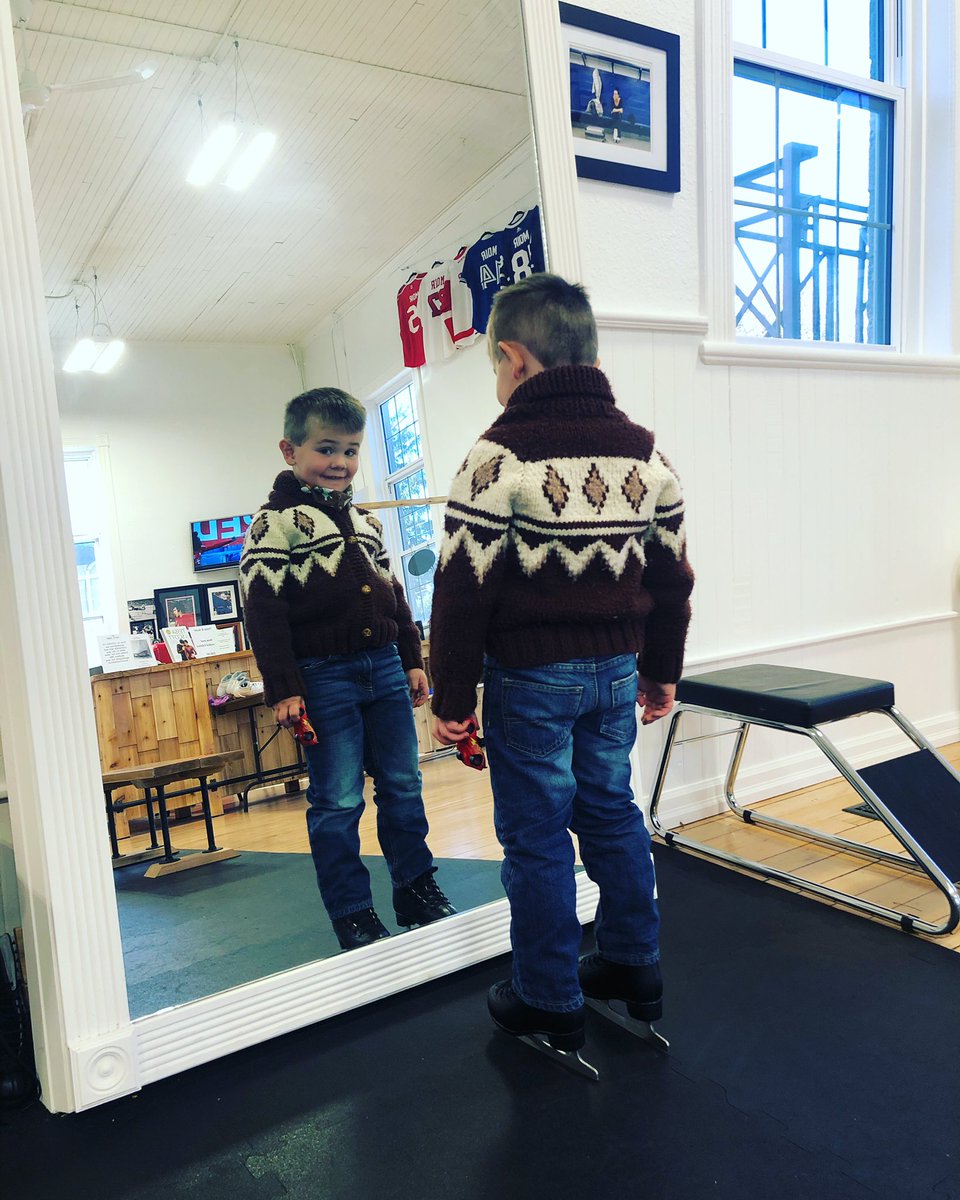 Looking into the new week like ➡️ 😏
.
.
.
#Moirs #figureskating #CanSkateGryffin