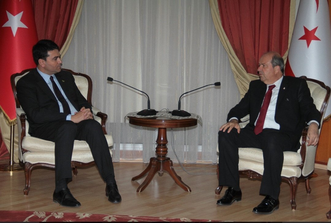 KKTC'de dün ikinci turu gerçekleşen seçimlerde Cumhurbaşkanı seçilen Sayın <a href="/ersinrtatar/">Ersin Tatar</a>'ı tebrik ediyorum.
"Toprak verelim" önerilerine ve Doğu Akdeniz'de operasyonel isimlerle kurgulanan planlara en güzel cevap Kıbrıs Türklüğü'nün demokratik iradesiyle verilmiştir.
Hayırlı olsun