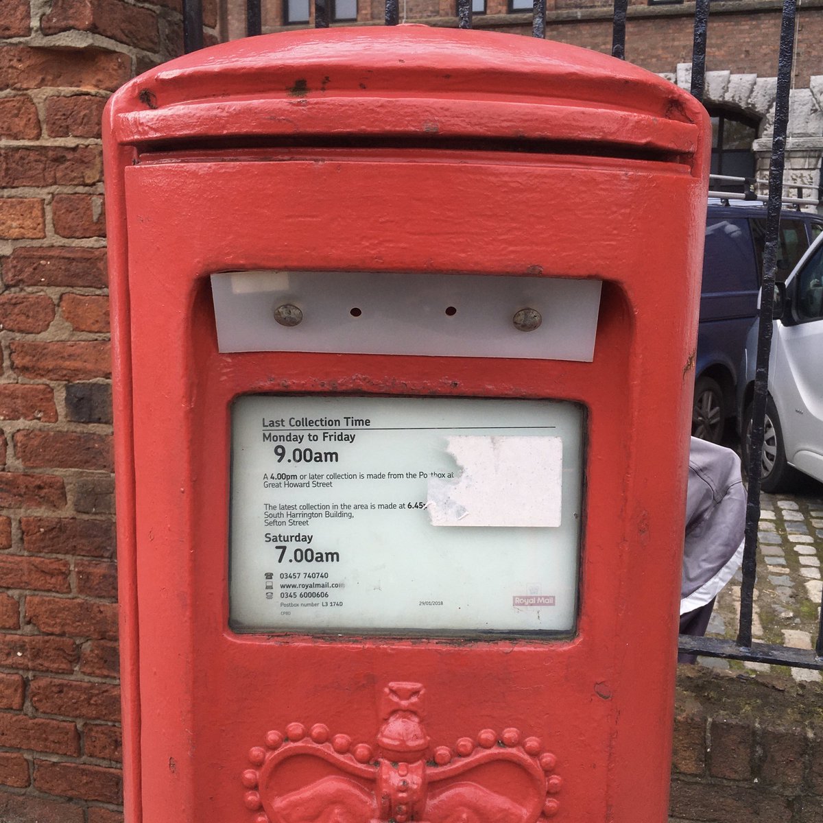 babylonpink's tweet photo. Probably the shape of things to come. This post box serves almost 400 flats and is aghast. #RoyalMail #privatisation #NoCollection https://t.co/DarF3qcRYF