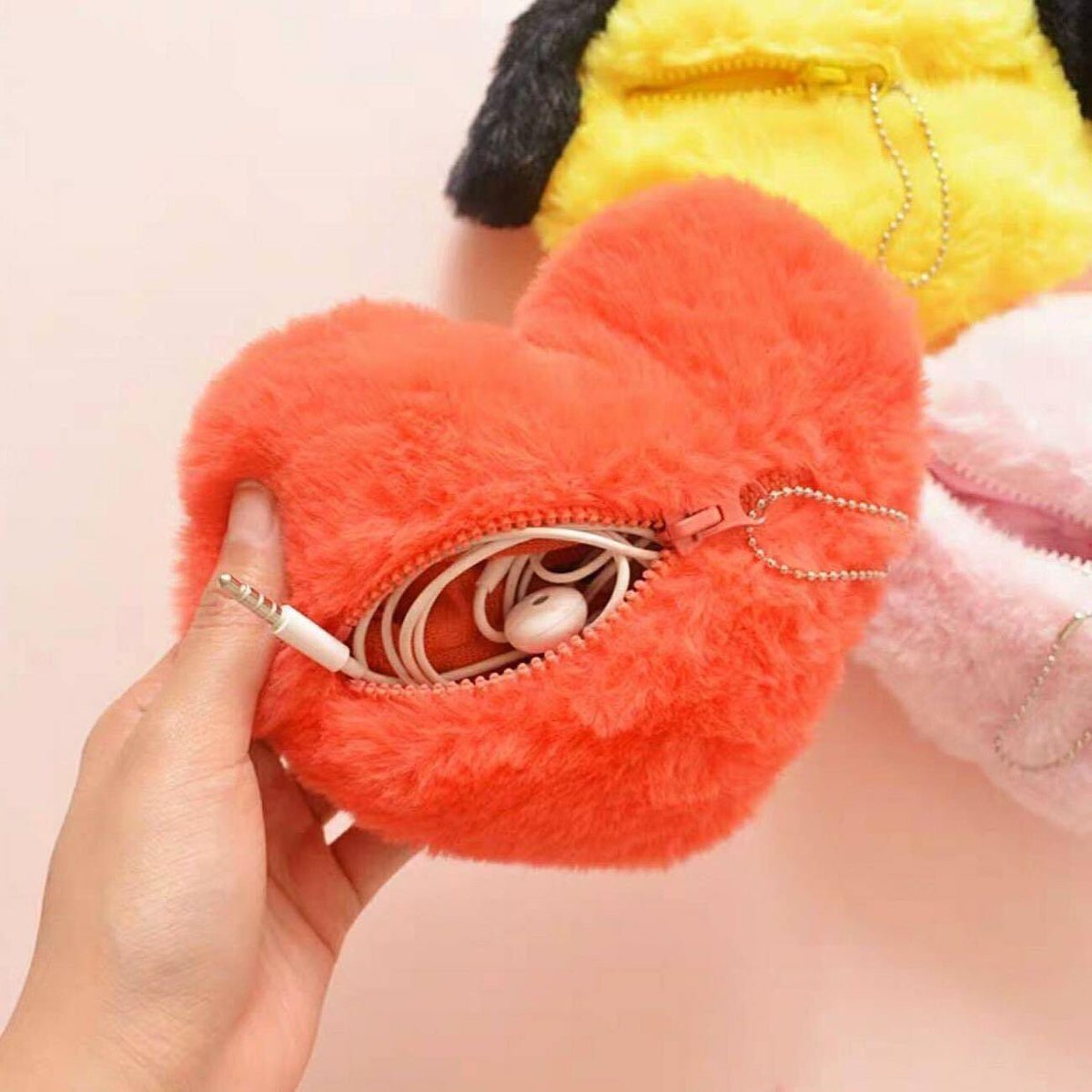 Jy_npp's tweet photo. BT21 😍

น่ารักมากกกก ห้ามใจไม่ไหว ~
กระเป๋าขนปุยนุ่มนิ่ม
ขนาดประมาณ 6-7 นิ้ว
ใส่สตางค์/บัตร/ของจุกจิก ได้เยอะพอสมควร
ความน่ารัก 10/10 เต็ม

ราคาเพียงใบละ 150฿ 🤍
พลาดไม่ได้แล้วจ้าาาา า   า       า ~

#BT21BABY #bt21 https://t.co/5SUtL8EOXL