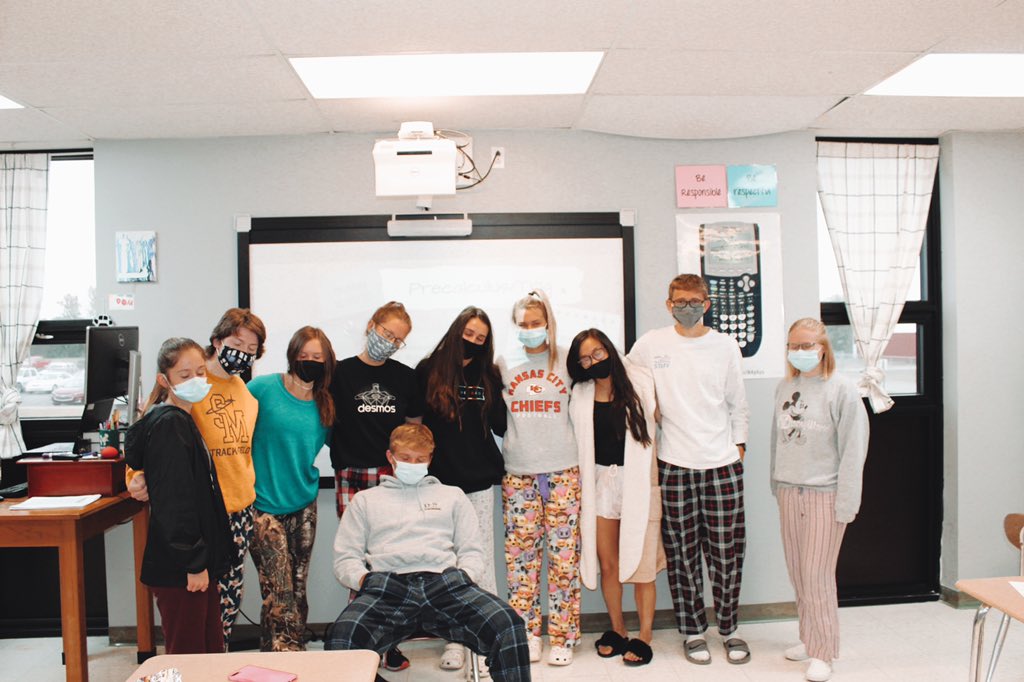 ACHSStuCoKS's tweet photo. Mrs. Lee’s 2nd hour rolled out of bed to show up to class 😴💤 https://t.co/W5V9FzGhEG
