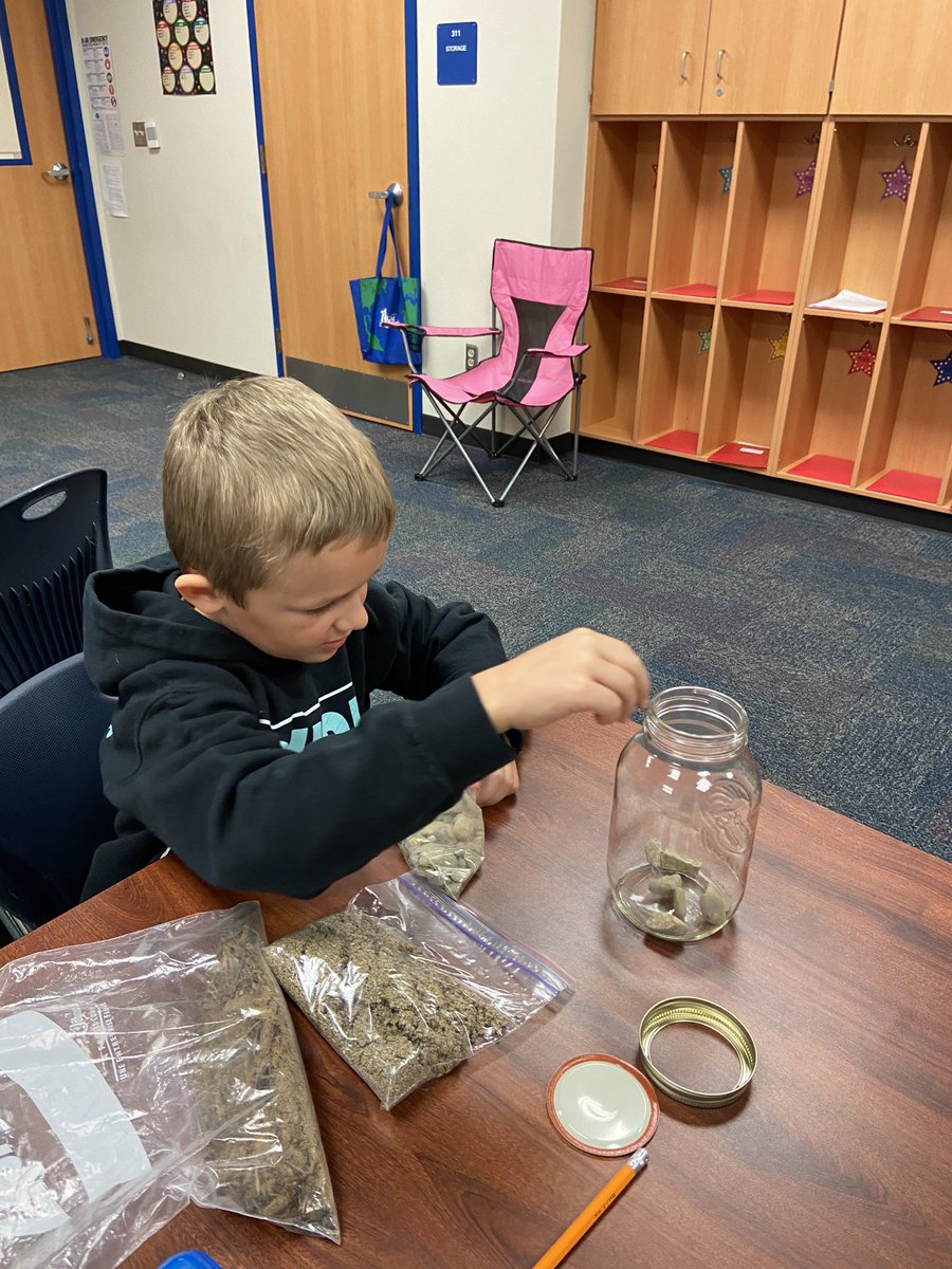 DecaturISDGT's tweet image. We made models of the aquifer! We placed our models on the windowsill so the sun can start the water cycle. #BESTatYES #eagleslearn