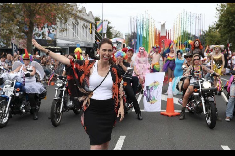 Dopo le elezioni con la conferma di Jacinda Ardern premier (qui al Pride di Auckland 2018), la #NuovaZelanda ora ha il parlamento più apertamente #LGBT al mondo: con 11 rappresentanti su 120, pari al 9,16%, supera il precedente ‘record’ del 7% del Regno Unito (45 su 650)✌️🌈 https://t.co/wSy1tkSpmr