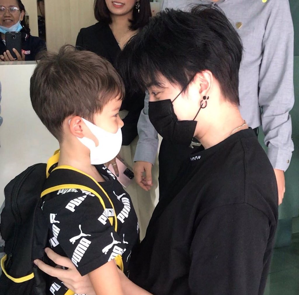 MissYsL_020's tweet photo. การประชุมระหว่างพ่อและลูกชายย้าย แต่ซาร่าเป็นพฤติกรรมที่น่ารังเกียจ
#ซาร่าคาซิงกินี #ไมค์พิรัชต์ https://t.co/koPZEG5hBa