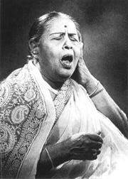 8/n #SaraswatiDarshan  #सरस्वतीदर्शनPadma Shri Vid.  #SiddheshwariDevi ji (8 Aug 1902 - 18 Mar 1977), one of the finest exponents of the Purab ang Thumri, Dadra, Hori, Chaiti, Kajri etc, she remained simple and unassuming till the end. Adv Reading -  https://www.itcsra.org/TributeMaestro.aspx?Tributeid=5