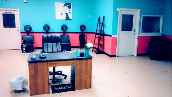 horizon_leasing's tweet photo. Salon / Barbershop for Lease.  Very spacious place with open shop in front and suites in the back.  About 2400sqft.  
2700 Broad River Rd
Columbia, SC 
Call Micky at 803-810-0800 to start your own place!
#HORIZONCOMMERICAL #LEASE #STARTNOW #RETWEET https://t.co/XPj9eXmnKS
