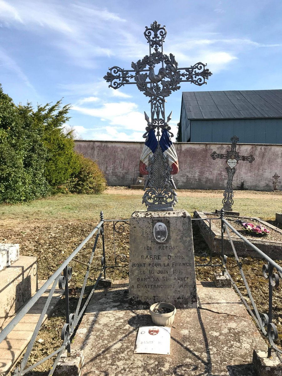 Chattancourt's tweet photo. A la #mémoire des soldats Mullard et Barre originaire de #Varize en #EureetLoir mort à #Chattancourt en 1916. Ils reposent côte à côte dans le cimetière de leur commune. Merci à Frank Roger pour les photos @FR_ROG #WW1 https://t.co/M5RAzQirpJ